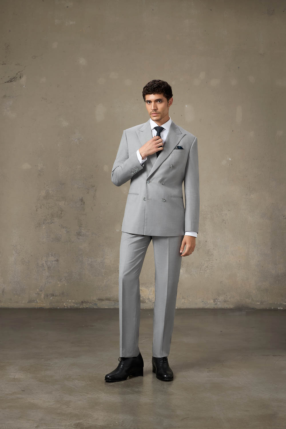 LOOK 7 | Light Gray Double-Breasted Suit