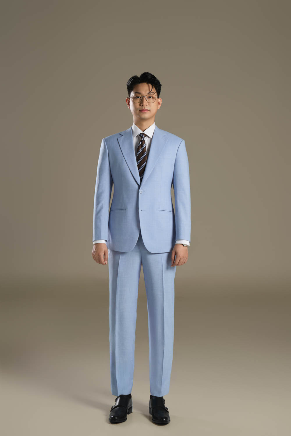 Look7 Light blue notch lapel suit